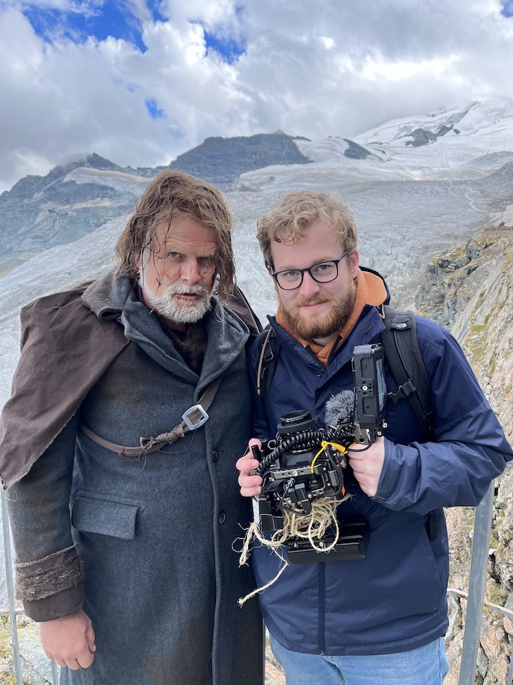 Thom de Bie op set met een acteur tijdens een filmopname